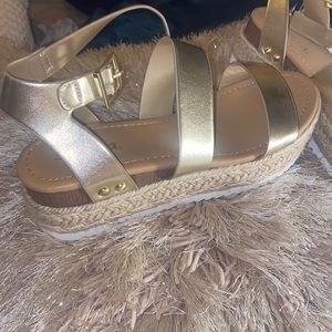 Gold platform Sandel